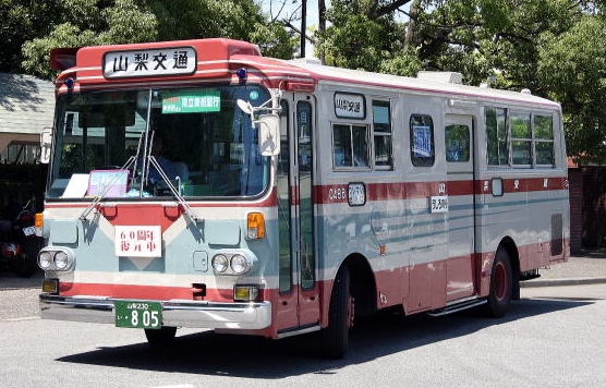 自分が中1~高3まで甲府で過ごした時、市内を走っていたバスはこの色でした。※画像は山梨交通のHPより。レストアされたバスだそうです。