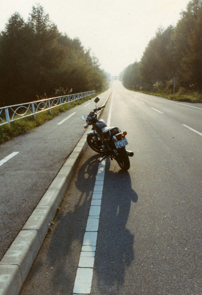 これからSRと長く続く付き合いのように、遠くまで真っすぐ伸びる道は、まだ見ぬ北海道の大地のようでもありました。(撮影地:1981年八ヶ岳横断道路)