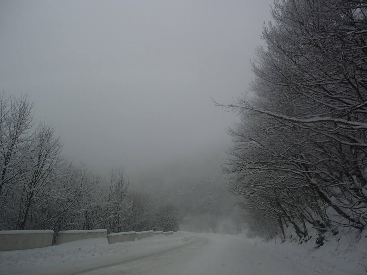 雪景色が幻想的な冬のタブシュ県の自然