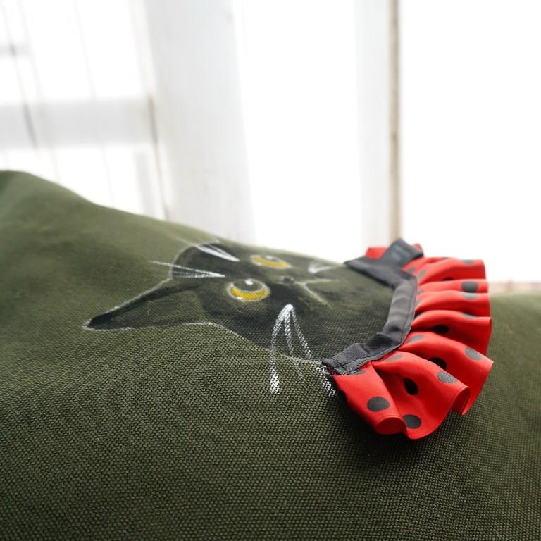 アクセサリーで着飾る猫