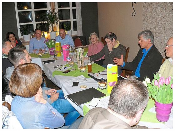 Beim Ortsparteitag zogen die Nottulner Liberalen ein positives Fazit der bisherigen Arbeit. Vorsitzender Markus Wrobel und Ingo Schürkötter stellten die neue Homepage des FDP-Ortsverbandes vor. Foto: Marita Strothe