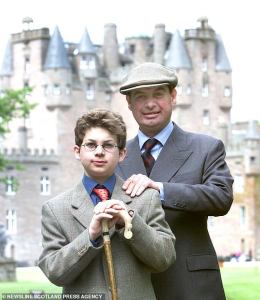 Simon Bowes Lyon, samen met zijn vader voor het kasteel