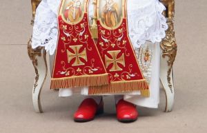 De paus draagt rode schoenen
