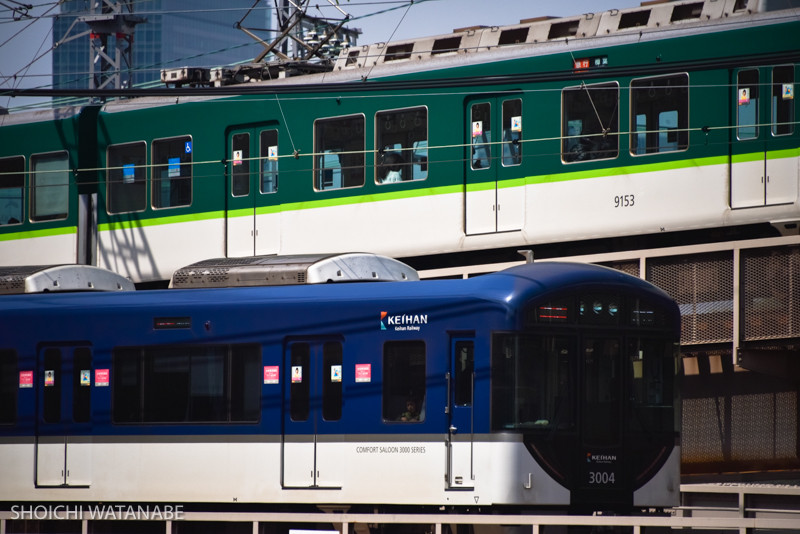 Nikon D810 + Nikon 28-300mm VR 京阪電車は車両がきれい。これに赤色もあるので、ちょっと待てば色々なすれ違い写真が撮れます。