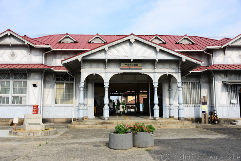 すぐ近く南海線の浜寺公園駅は何やらレトロな感じ。