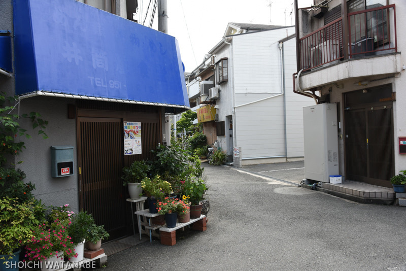 元食堂のおうち。食堂は経営難で倒れるようではないようです。後継者がいなくてたたむ、みたいですね。そういう意味では悠々自適な暮らしのようです。