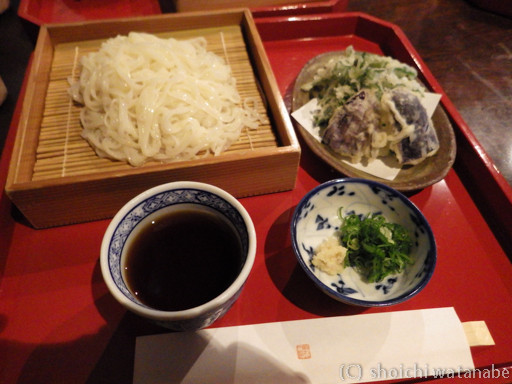 ざるうどんには天ぷらもついていました!