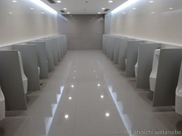 西安空港のトイレ。海外着いたらまずトイレチェックはしないと。
