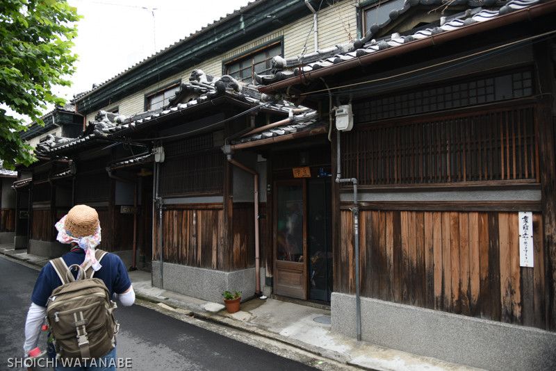 完全なかたちで町家が残っているところはなかなか無いみたいです。ここはイイですね。