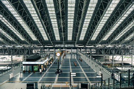 大阪駅。平日の9:00前ともなれば人がほとんどいません。