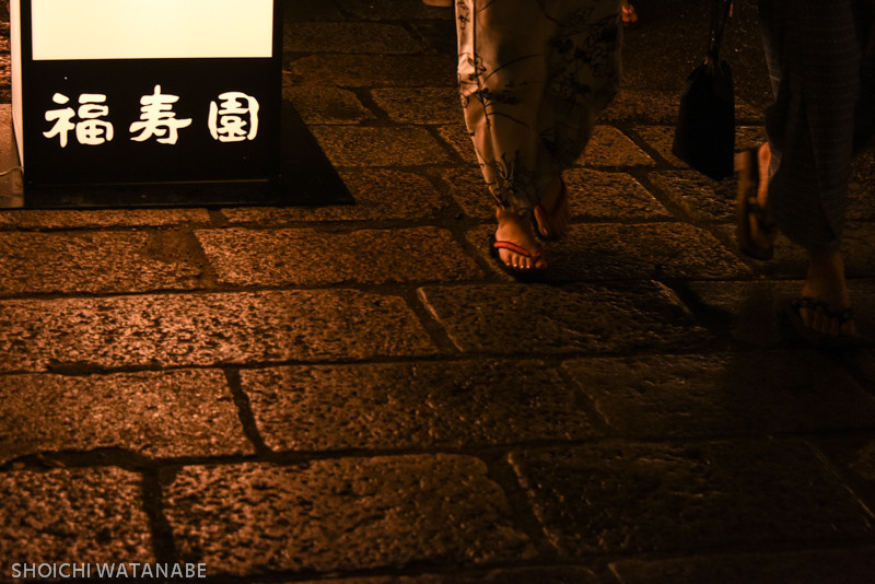 福寿園の灯りの前でおなごの足がくるのをひたすら待つというそんな撮影・・・ Nikon D810 + AF-S NIKKOR 28-300mm f/3.5-5.6G ED VR