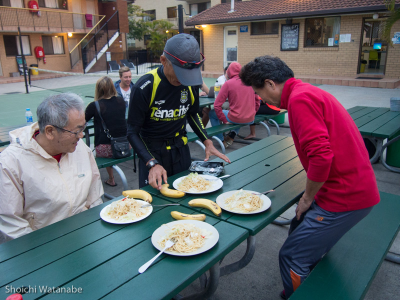 まだ日のあるうちに夕食です!