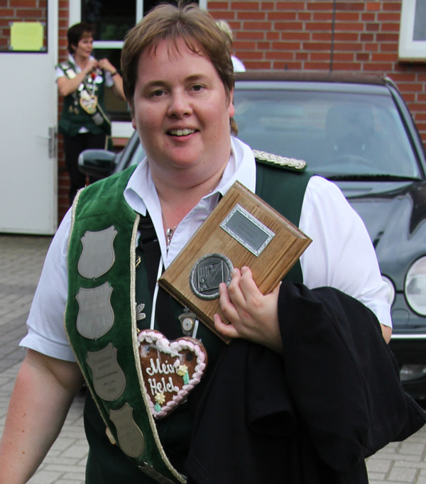 Eine stolze "Junge" :-) Frau: Beste Dame Kreiswettschießen 2011 wurde Anja Neumann, Cadenberge-Langenstraße.