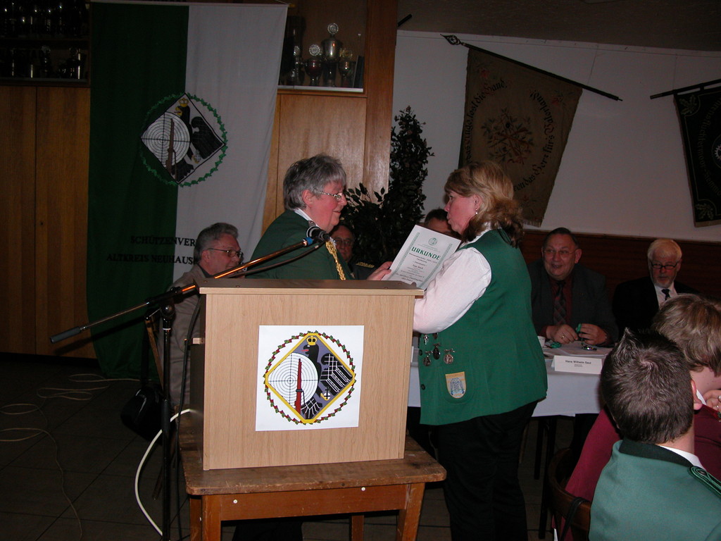 Übergabe einer Siegerurkunde an Uschi Röndigs.   Foto W. Röndigs