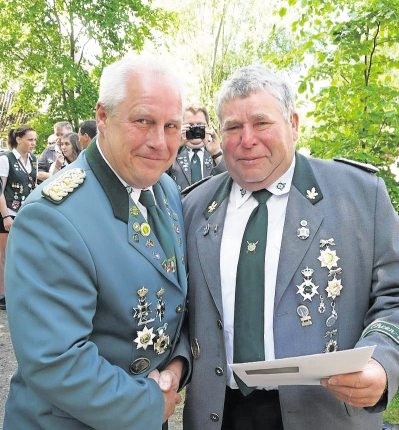 Stefan Thiele (stv. Kreisschützenmeister) mit dem sichtlich gerührten Wilhelm Söhle (r.) der die Verbandsauszeichnung in Gold erhielt. Foto: von Seht