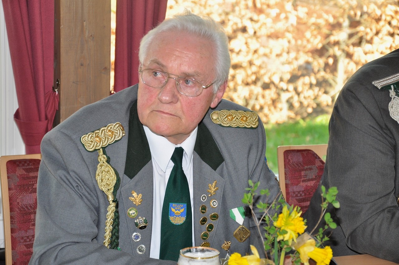 Rührung steht dem Schützenbruder in den Augen ...