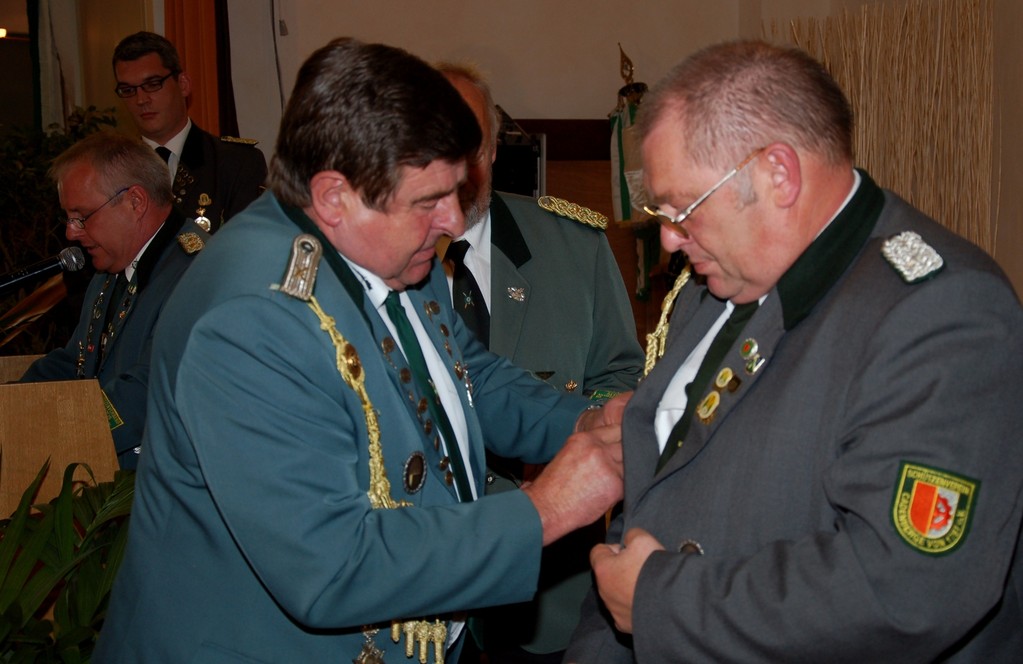 Rolf Stehno überreicht Günther Albrecht die VA in Silber (Foto: J. Bauer)