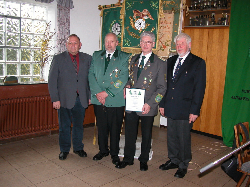v.l. Bürgermeister Hans-Wilhelm Saul,Bürgermeister der Stadt Hemmoor, Otto Heinsohn, stellv. Kreisschützenmeister, Gerd Brokelmann, Verbandsgeschäftsführer, Hans-Volker Feldmann, stellv. Landrat des Landkreises Cuxhaven.    Foto W. Röndigs