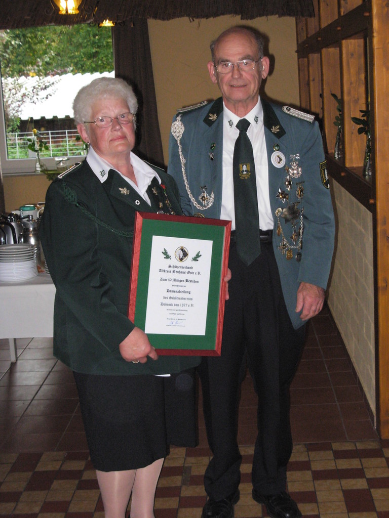 Evi und Günter Noll mit der Urkunde des Schützenverbandes