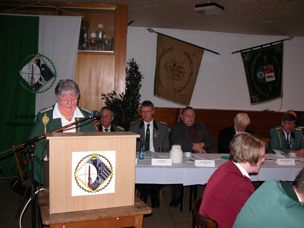 Kreisschießwartin Helga Weber bei der Ehrung der Winterrundensieger.   Foto W. Röndigs