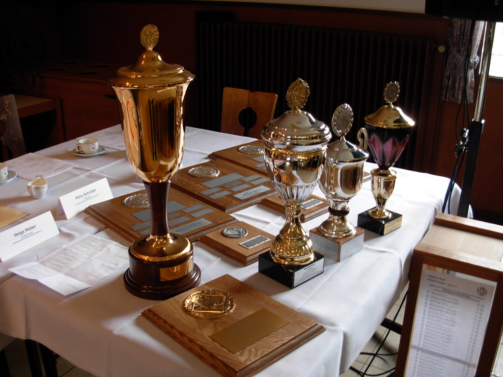 Tisch mit den auszugebenden Trophäen.     Foto G. Brokelmann