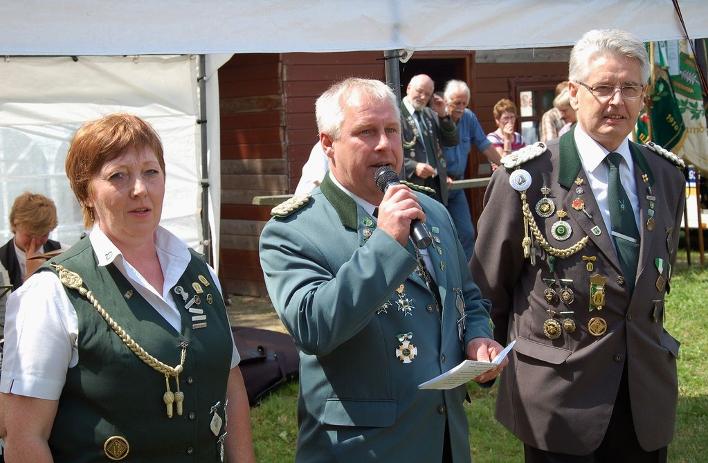 Stefan Thiele (stellv. Kreisschützenmeister) bei der Überbringung der Grußwort des Schützenverbandes. (Foto J. Bauer)