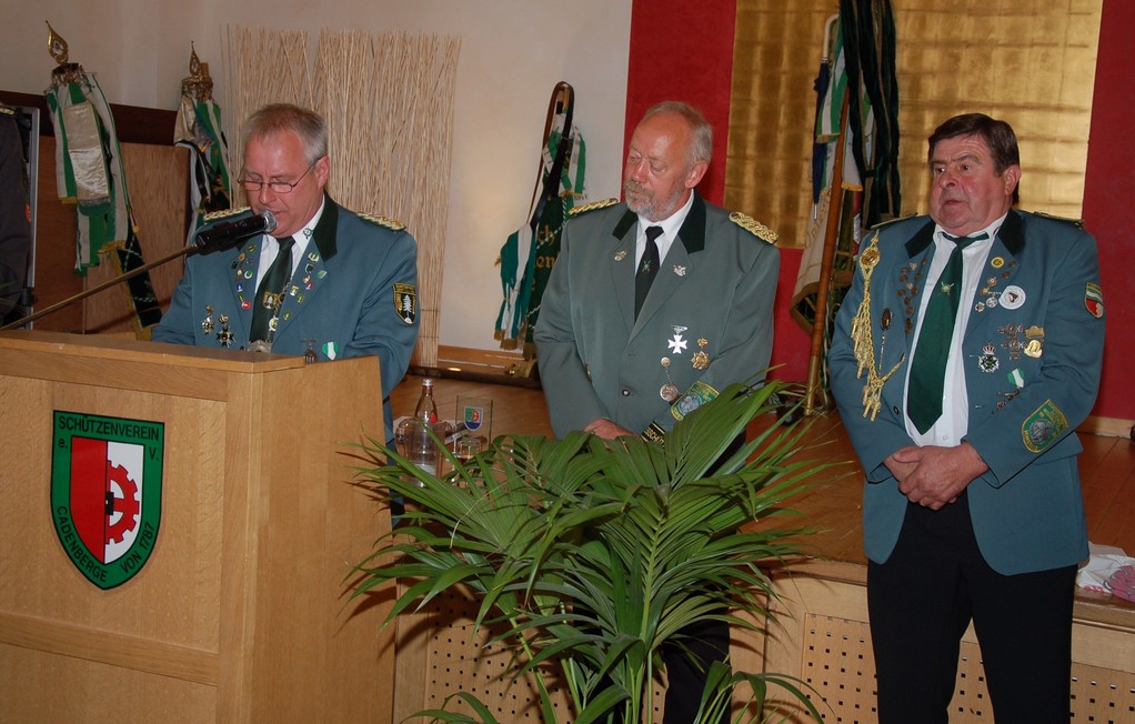 Stefan Thiele (stellv. Kreisschützenmeister), während der Vortragung der Lobrede auf den Schützenbruder Günther Albrecht, mit den Vorstandskollegen Otto Heinsohn und Rolf Stehno (Foto: J. Bauer)