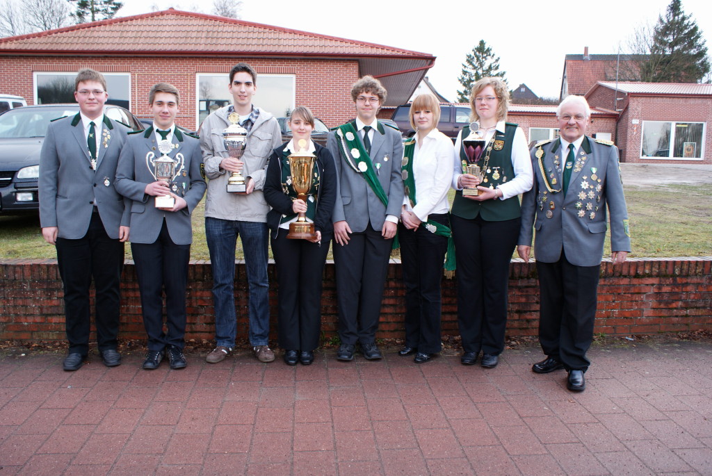 Geehrte Mannschaften und Einzelschützen Magnussen-Pokalwettkampf.     Foto E. Jäger