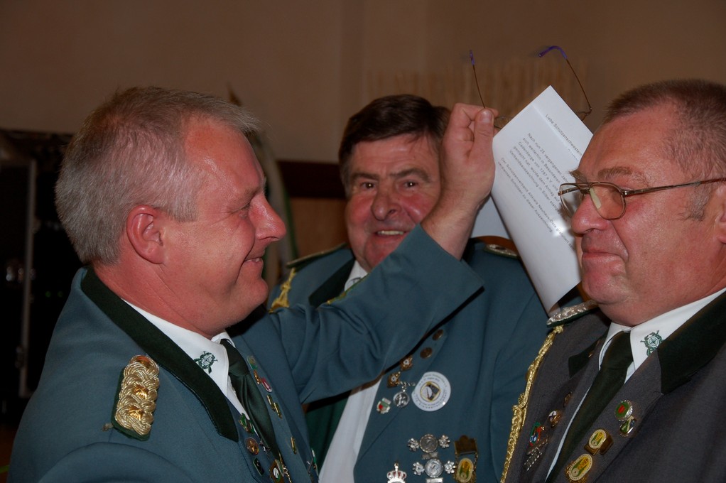 Günther Albrecht freut sich über die Verbandsauszeichnung in Silber und die Gratulation von Stefan Thiele