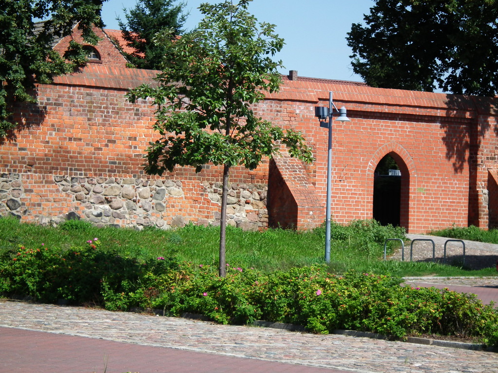 Mauer mit Durchgang zur Altstadt