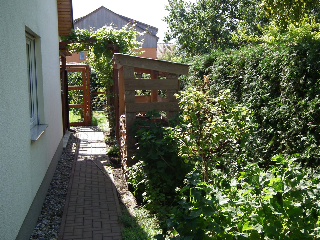 Zum Garten mit Freigehege