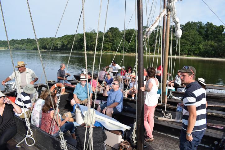 unique-wine-tasting-onètraditional-wooden-boats-loire-valley