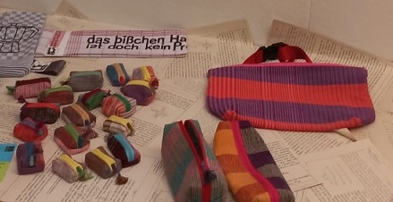 Eva Hönle,  Handweberin aus Graz zeigt kleine handgewebte Täschchen und wunderbare Schals