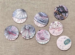 Annelies Ehrlich aus Wien zeigt Brochen-/Buttons mit Fotografie +Stickerei 