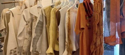 Tragbare Filzkunst, pflanzengefärbt,  von Constanze Habringer Krög