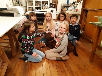 Kids mit Kuschelhund Olga im Makademieraum, als kurzfristig das gemeinsame Malen in der Gruppe erlaubt war. 