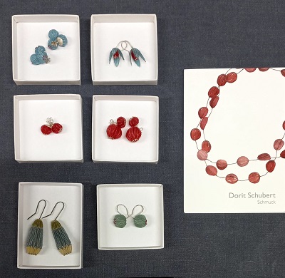 Dorit Schubert, Schmuckkünstlerin aus Dresden: Geklöppelter Schmuck aus dünner Angelschnur 