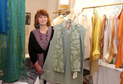 Gerda Kohlmayr präsentiert Leineng'wand ...in ihrer Sommergalerie mit über 15 teilnehmenden TextilkünstlerInnen...