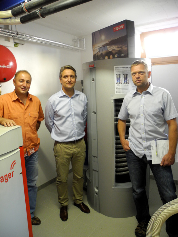 Umstellung Strom auf Pelletsheizung, Windhager 26 KW Biowin, links Hr. ZM Hartwig Thurner