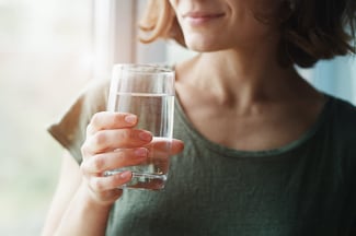 起床時に水を飲んだ方がいいと言われる理由は？