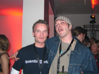 Abends auf der Party: Sieht er nicht aus wie Joaquin Phoenix?