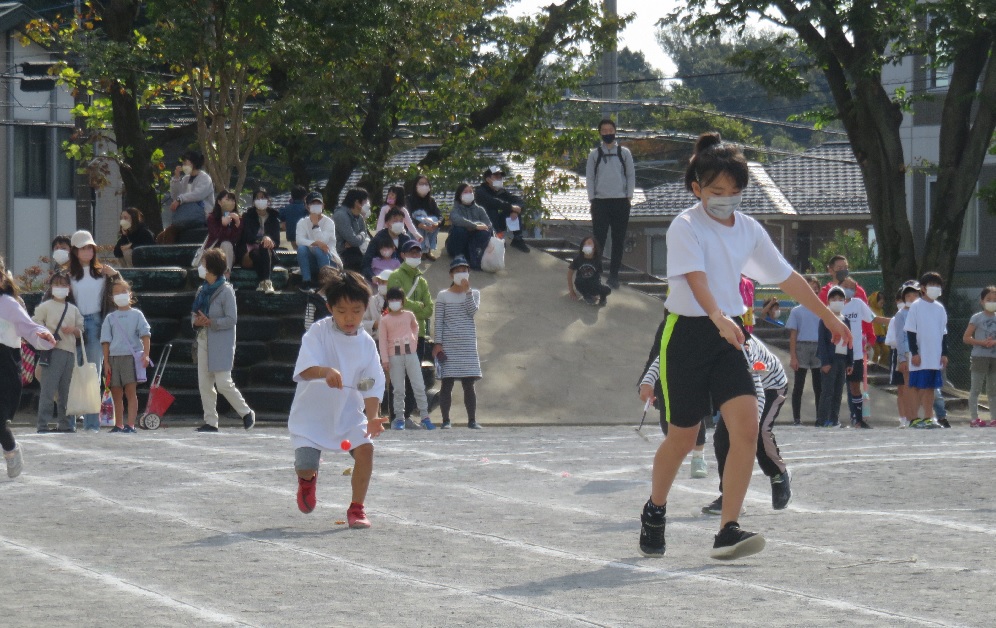 小学1,2,3年生の落としちゃダメダメ！お玉に軽いボールを乗せて走る走る～