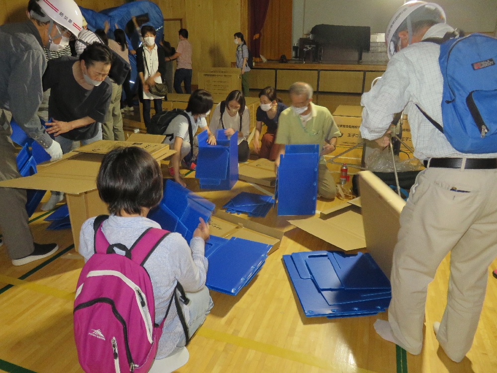 全員:簡易トイレの組み立て