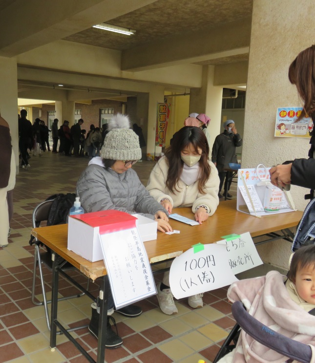 受付に能登半島地震の募金箱を置いて、お餅の販売