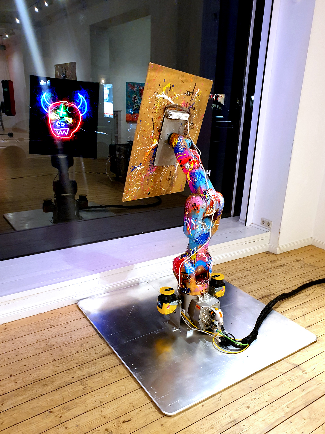  MARC JUNG X MEHNERT LAB COLLBORATION 2021 // SYMPATHY FOR THE DEVIL 2, mixed media and neon light on wood (golden background), 80x70x6cm X KUKA ROBOTER, programmable and moveable in the room