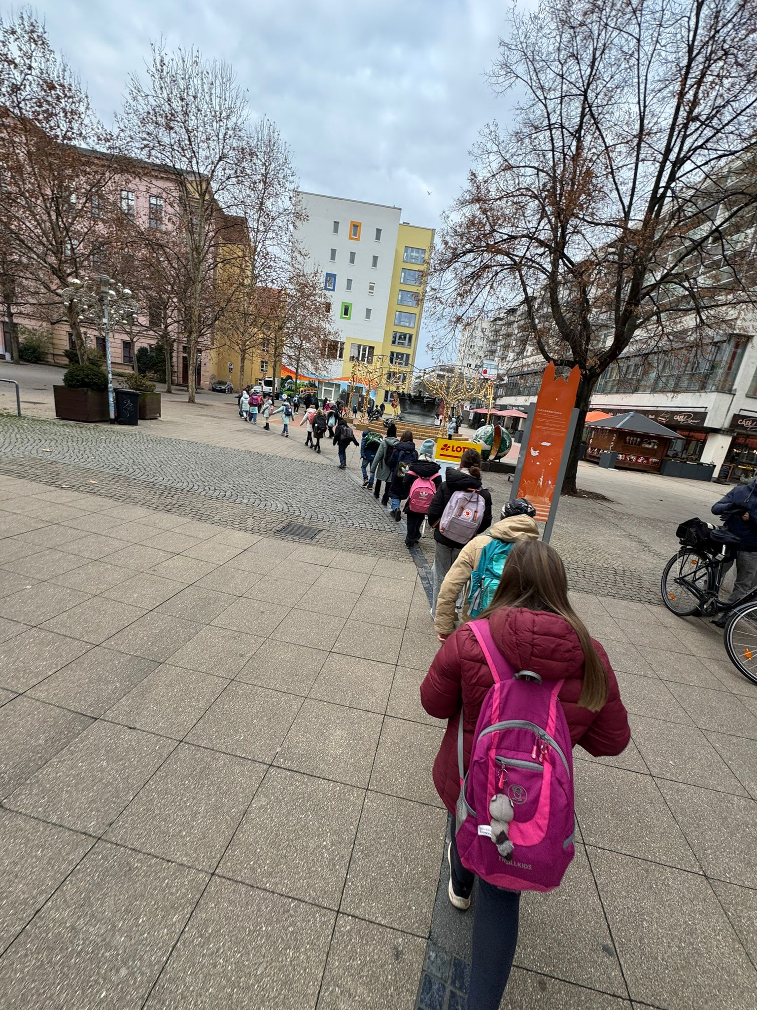 Im Gänsemarsch über das "Blaue Band" in der Leiterstraße