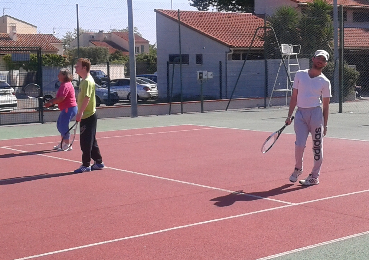 Initiation au tennis avec Alexandra du club de Saint Estève.