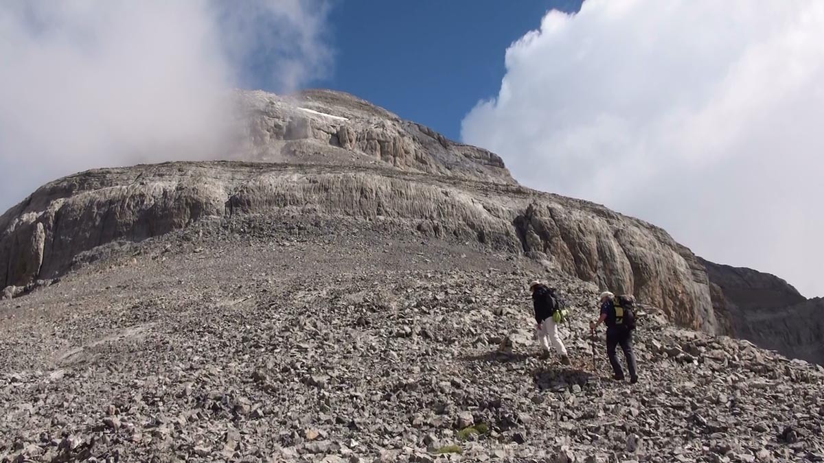 Une succession de barres et de cheminées conduisent au sommet du Mont Perdu