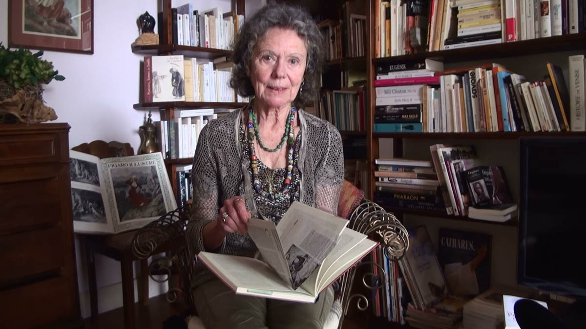 Nanou Saint-Lèbe dans sa bibliothèque