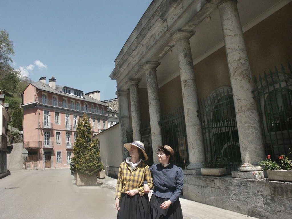 Les Anglaises devant les thermes de St Sauveur